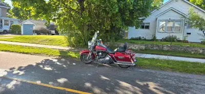04 road king in excellent condition Brand new battery. Aftermarket pipes quick detachable windshield...