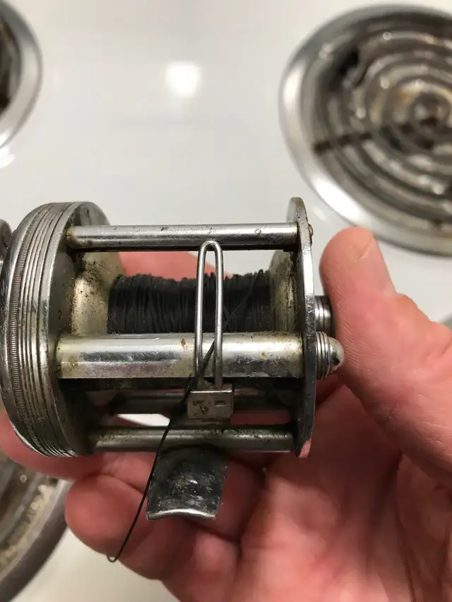 Vintage BRONSON Lashless Model No . 1700 Fishing Reel . in Fishing, Camping & Outdoors in Sarnia - Image 9