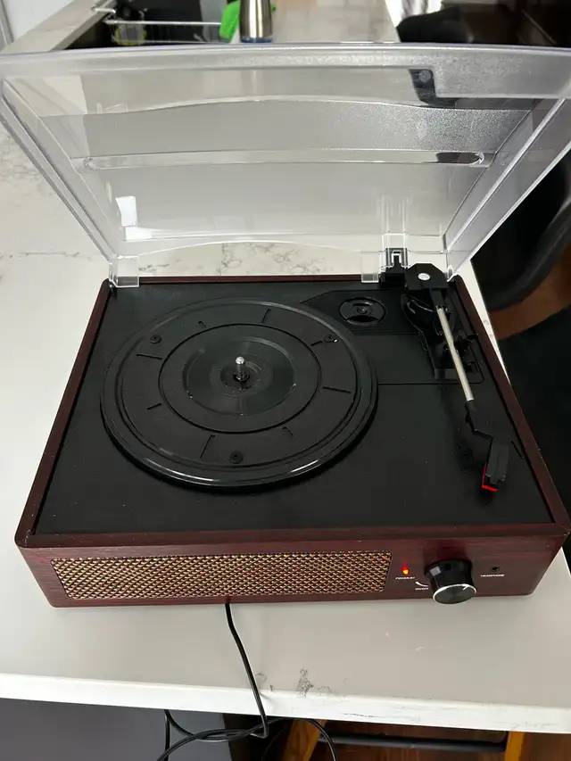 Turntable with built in speakers in Stereo Systems & Home Theatre in Mississauga / Peel Region - Image 3