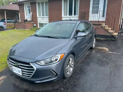 This used 2017 Hyundai Elantra is a reliable and efficient sedan, perfect for daily commutes and lon...
