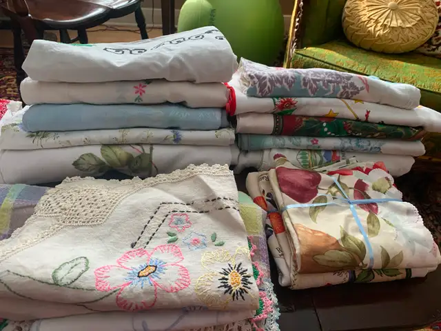 Collection of vintage tablecloths in Home Décor & Accents in Kitchener / Waterloo - Image 3
