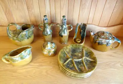 CÉRAMIQUE, POTERIE DE BEAUCE, LOT DE 11 PIÈCES, View more