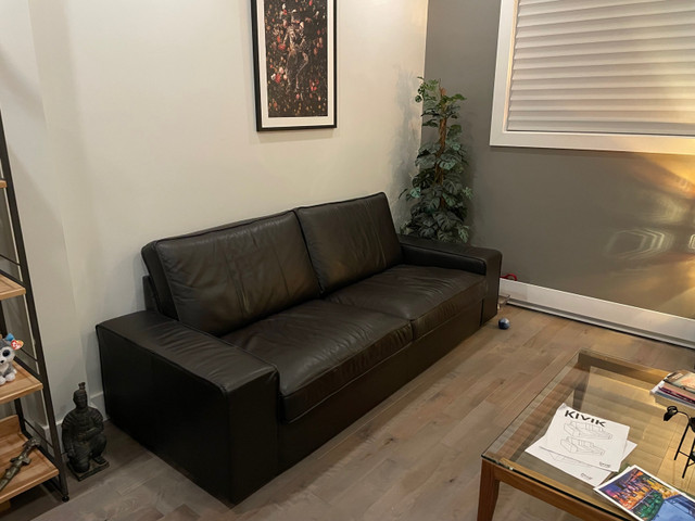 Sofa en cuir brun foncé KIVIK - très bonne condition dans Sofas et futons  à Ville de Montréal