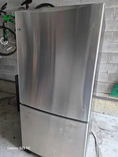33" fridge GE, View more