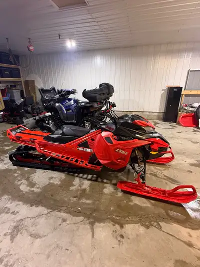 Selling Lynx boondocker 850 in good condition has only 1100km has mbrp exhaust and stock one, 2.5 in...