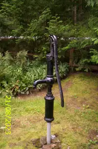 Pompe a eau antique fonctionnelle . . .