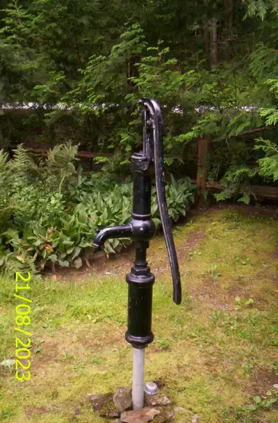 Pompe a eau antique fonctionnelle . . ., View more