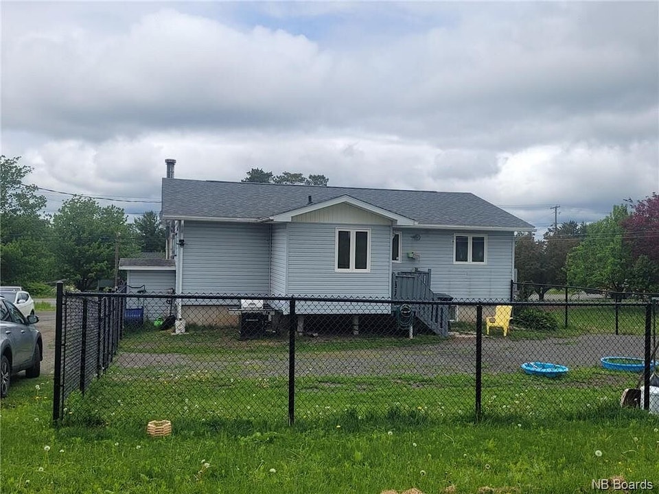 Cozy 3 Bedroom House for Rent in a Charming Neighborhood 2
