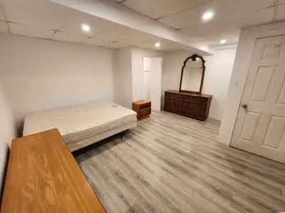 J̌'ai actuellement une grande chambre à louer. Les pièces communes sont déjà meublés, les électromén...