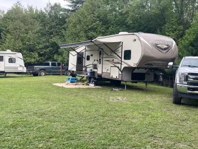 2013 Cruiser Sahara CF315QB Travel Trailer 2013 Cruiser Sahara CF315QB travel trailer. Front bunk ro...