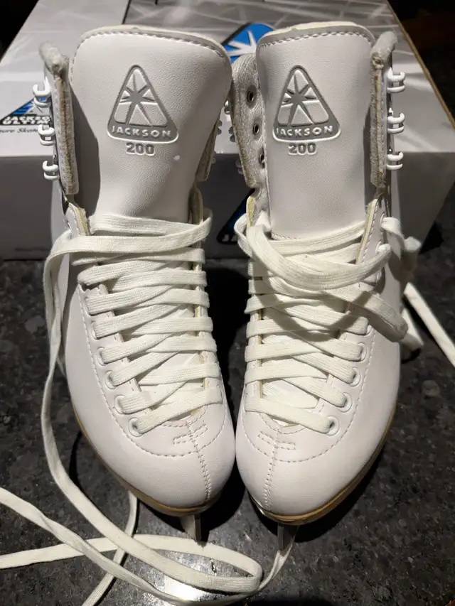 Jackson 200 Ice Skate Size 3 - Used in Skates & Blades in Markham / York Region - Image 5
