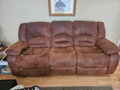 Divan 3 places en suédine. Les 2 pieds du divans se lèvent ainsi que celui du fauteuil. divan mesura...
