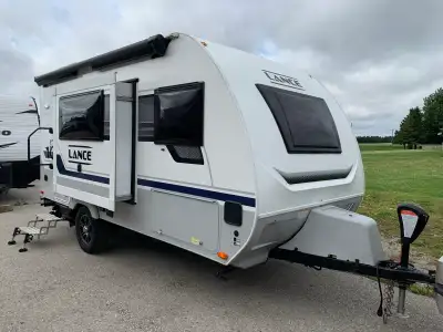 2022 Lance 1475 is a small lightweight, cozy trailer that's perfect for travelling in. The Lance 147...