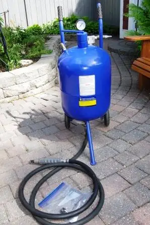 10 gallon pressure feed sandblaster. Includes blasting hood. Cash Only