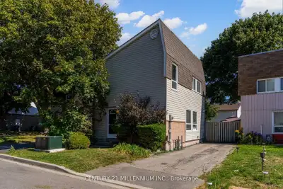 A detached 2-storey home is situated on a quiet court featuring a backyard oasis complete with an ab...