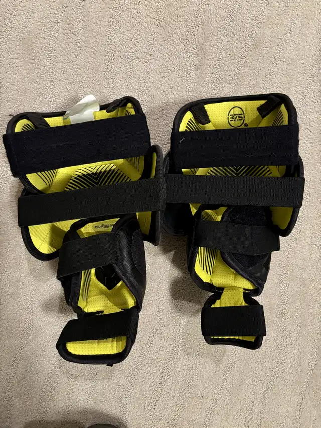 Bauer Supreme Goalie knee pads, Junior Intermediate size in Hockey in Calgary - Image 3