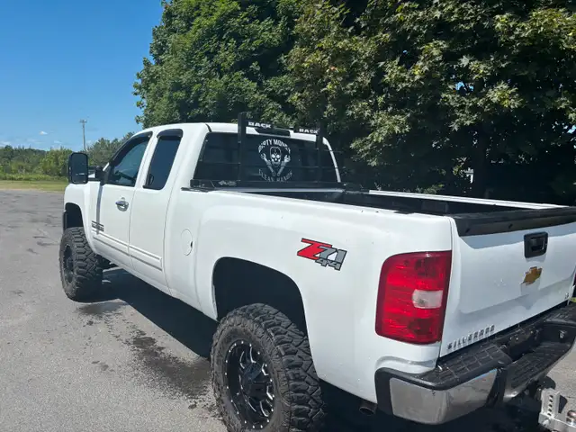 2013 Chevy 1500 with low km 88 000 km  in Cars & Trucks in Bathurst - Image 10