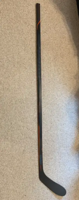 USED LEFT HAND SENIOR WARRIOR COVERT QR1 - GRIP - 85 FLEX Stick in Hockey in Kitchener / Waterloo - Image 2