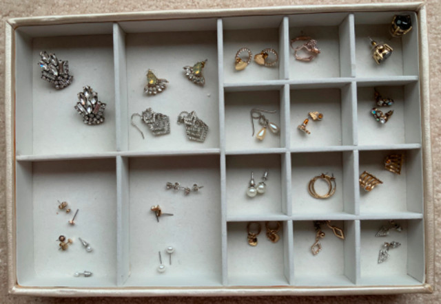 EARRING COLLECTION - Costume Jewelry - 20 Pair & JewelryTray in Jewellery & Watches in Belleville