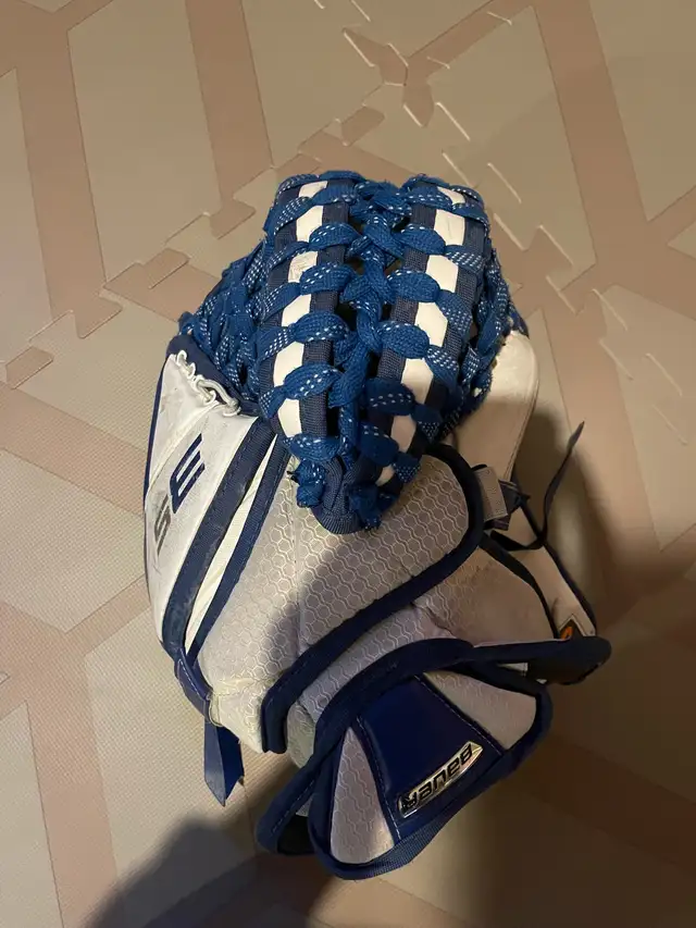 goalie pads glove and blocker intermediate  in Hockey in Lloydminster - Image 5