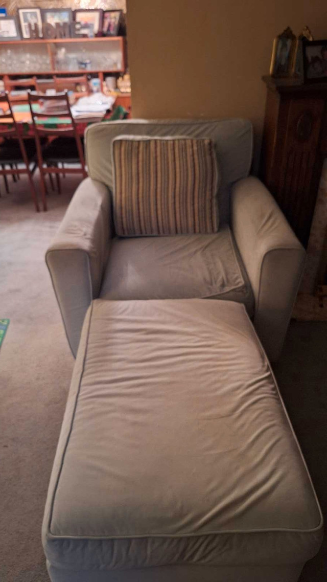 4-piece couch set in Couches & Futons in Kitchener / Waterloo - Image 3