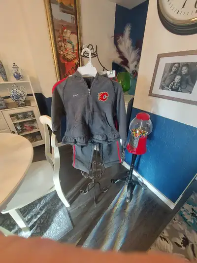 Calgary Flames girls sweat pants and jacket 5/6, View more