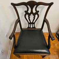 Chaise en bois antique avec housse de coussin en cuir végan.