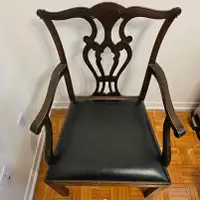 Chaise en bois antique avec housse de coussin en cuir végan.
