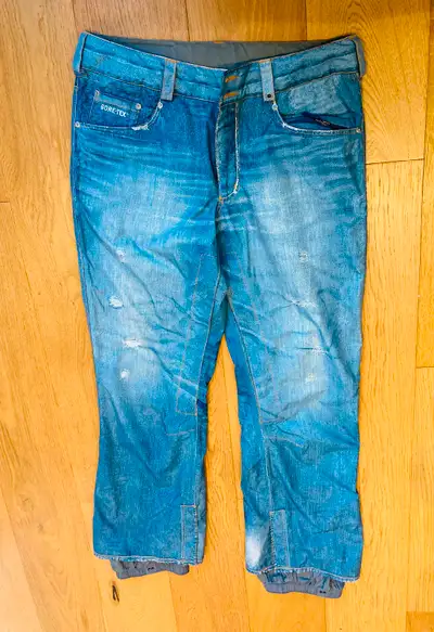 Burton Denim Look. Men’s Large Like New! Fit Amazing, Feel Amazing ! Vented, Water Proof Just Like S...