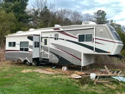 Gorgeous 36' Jayco Designer RV w/3 sliders in EXCELLENT CONDITION! FIFTH WHEEL tow Large, roomy and...