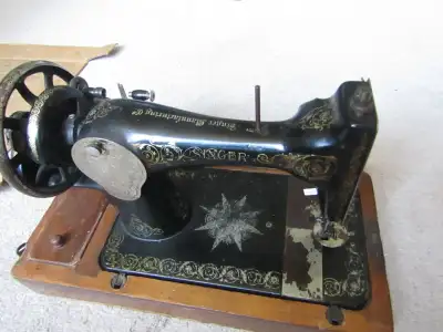 Vintage Singer Sewing Machine. Made in 1916, serial number: F6766773. No lid and no accessories, onl...