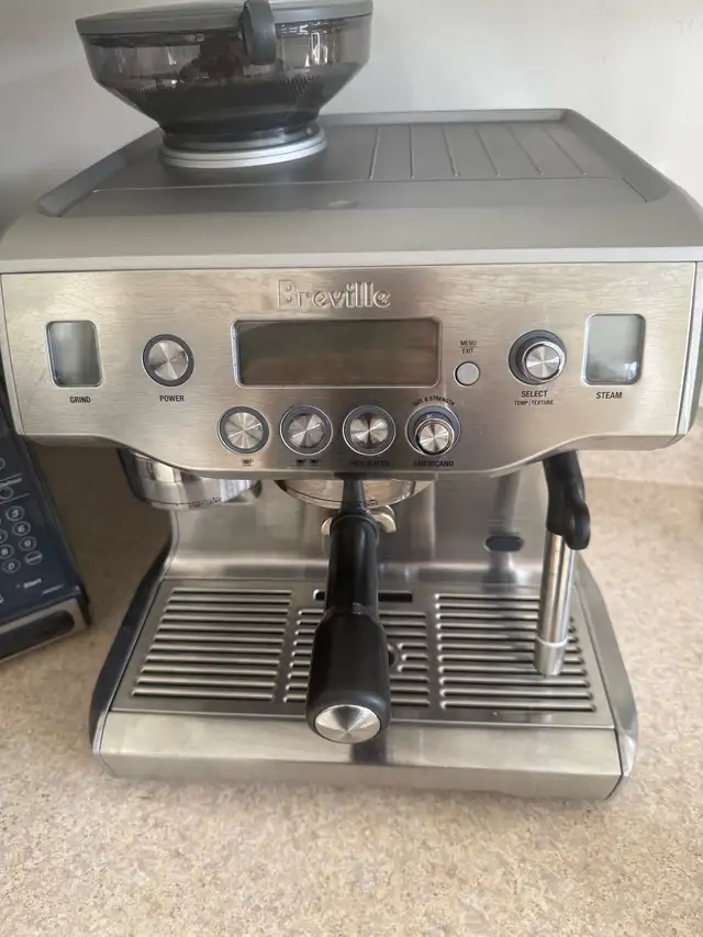 Reduced - Price Drop - Breville Oracle Espresso Machine in Coffee Makers in Markham / York Region - Image 2