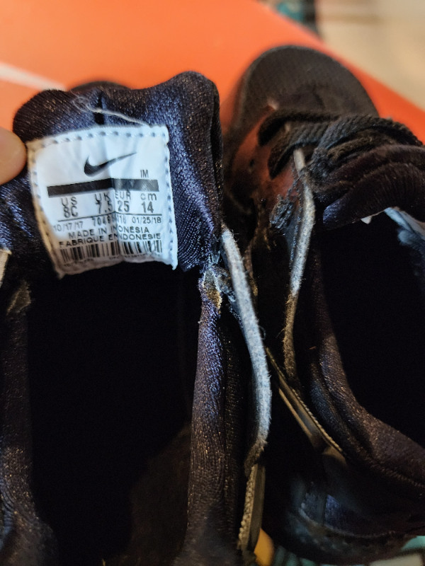 Nike Toddler Black Shoes Size 8C in Kids & Youth in Winnipeg - Image 3