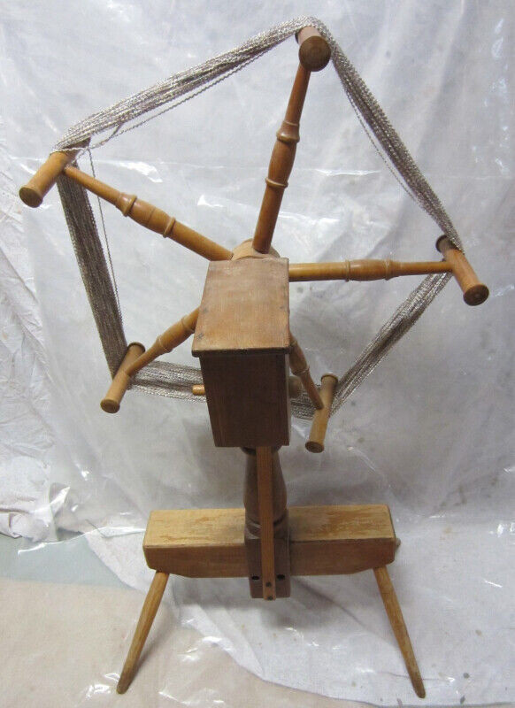 Antique  skein winder (like a Spinning Wheel) in Arts & Collectibles in Oshawa / Durham Region - Image 4