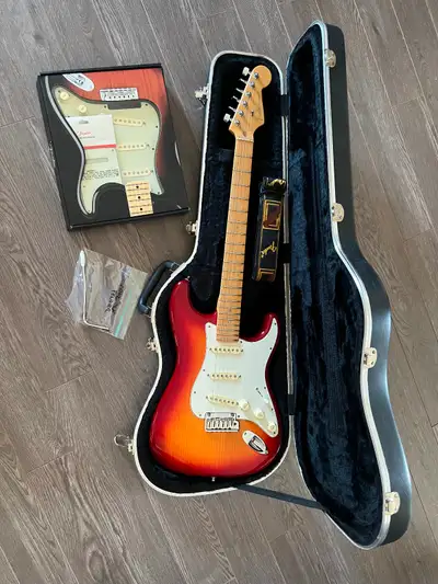 Fender Stratocaster Deluxe - January 2002 - Aged Cherry Burst, View more