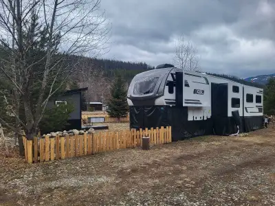 Move-in Ready, this 2025 40 foot Starcraft GSL fifth wheel with 4 slides is in new condition . The R...