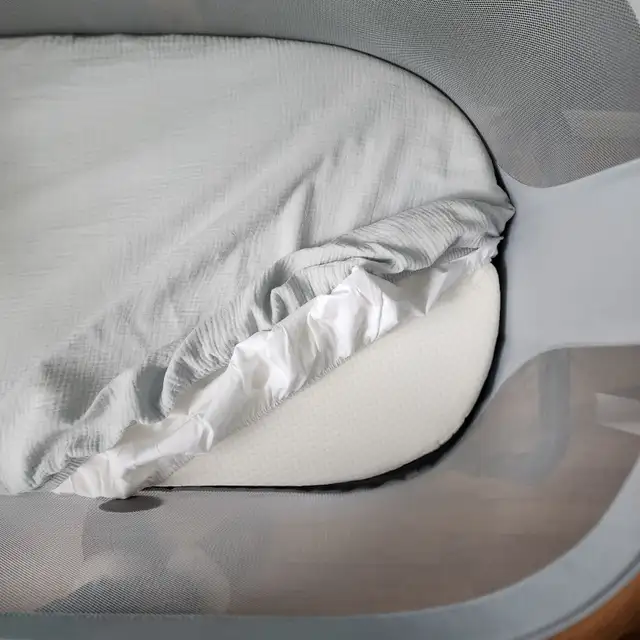 LORA Bedside Bassinet Maxi-Cosi in Strollers, Carriers & Car Seats in Mississauga / Peel Region - Image 4