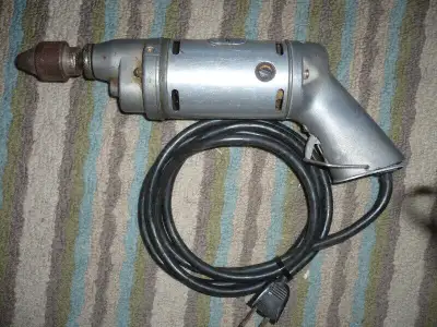 1/4" drill. made by PET U.S.A. model 77LH serial# 65F RPM1600 AMPS 1.4. working order.