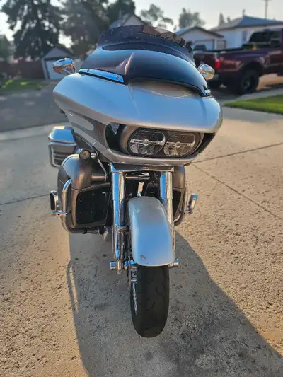 Price Reduced! $30,900 Located in Medicine Hat 2016 Harley CVO Road Glide Ultra Full warranty until...