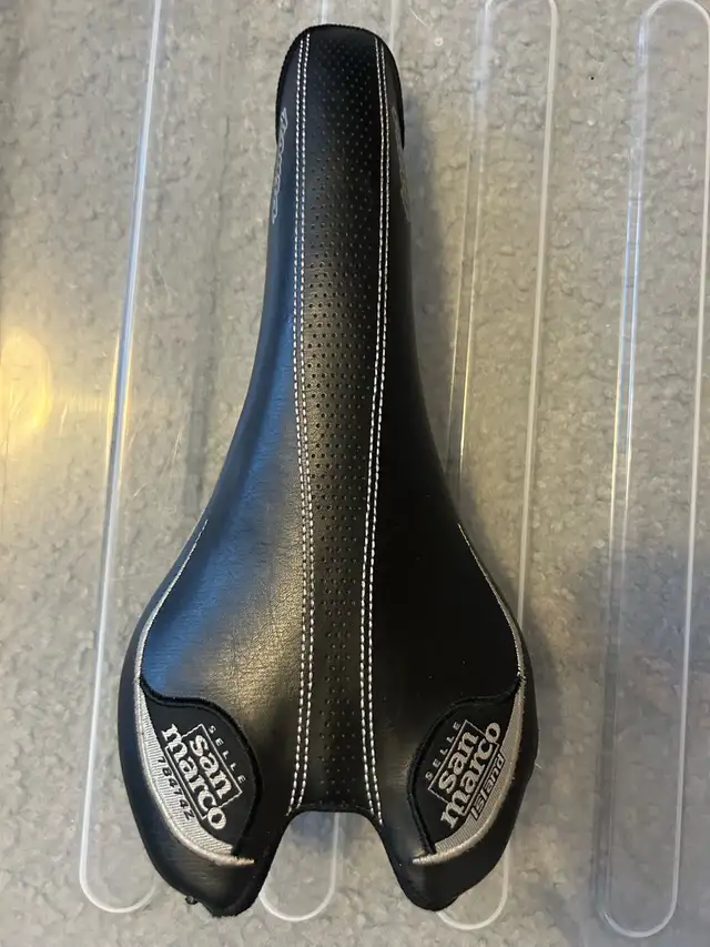 bike saddle in Road in Markham / York Region - Image 2