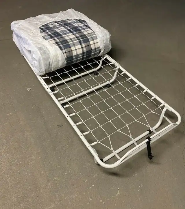 Foldable bed / Lit pliable  in Beds & Mattresses in City of Montréal - Image 3