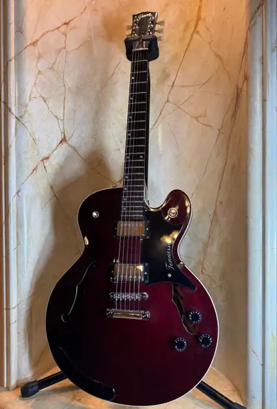 The Gibson Chet AtkinsTennessean, produced from 1990 to 2005 in Nashville, is a thinline single-cuta...