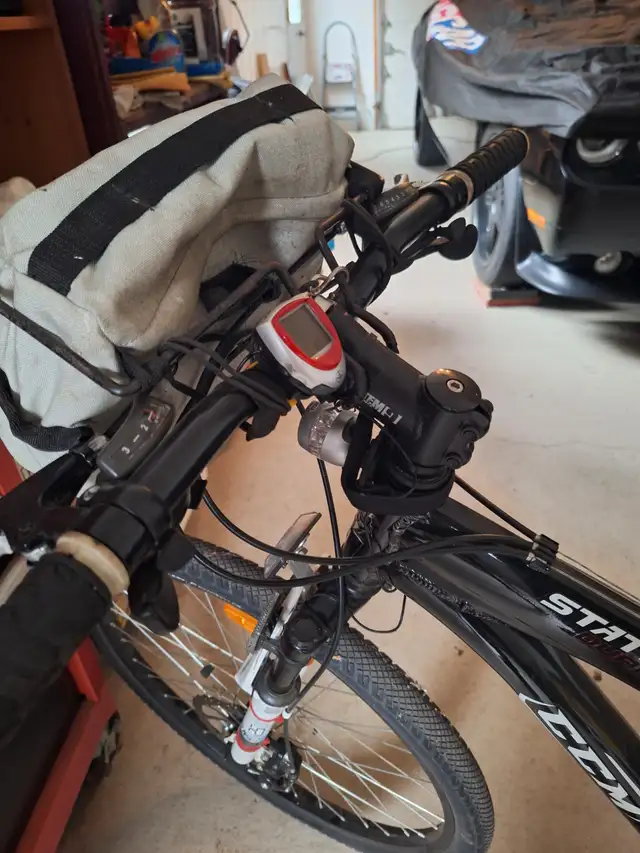 Vélo CCM static roues de 26" , avec  accessoires in Mountain in Saint-Hyacinthe - Image 6