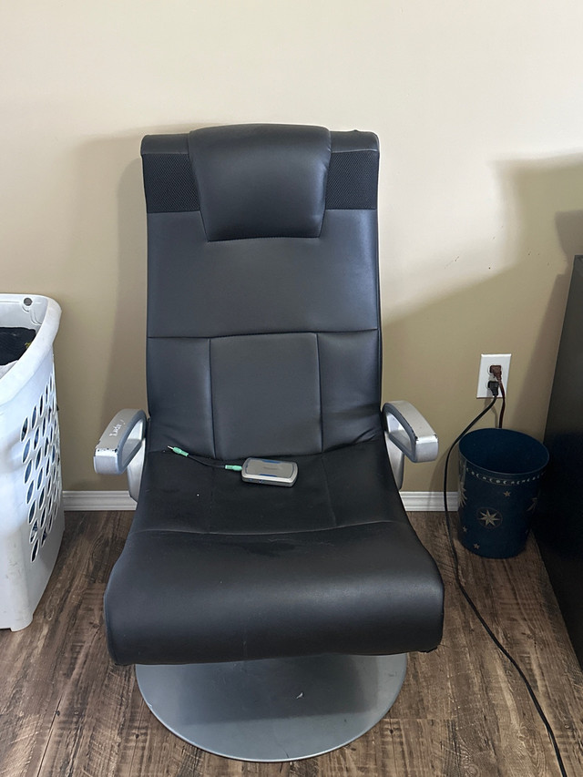 Gaming chair in Chairs & Recliners in Medicine Hat