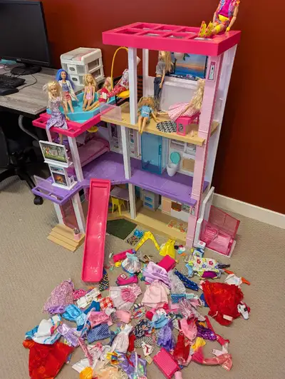 The Barbie Dreamhouse is ready for a new family! This set includes the fully furnished dream house,...