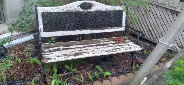 IRON/ STEEL WOOD YARD GARDEN BENCH, JUST NEEDS PAINT, VERY HEAVY in Patio & Garden Furniture in Sarnia - Image 2