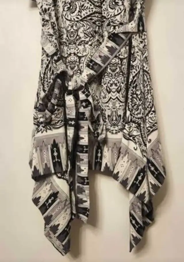 BCBG MAX AZRIA Women's Silk Sleeveless Blouse in Women's - Tops & Outerwear in Oakville / Halton Region - Image 8