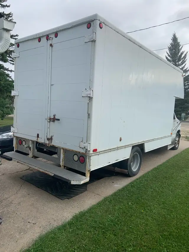 1998 Ford E350 cube van595518104588800003