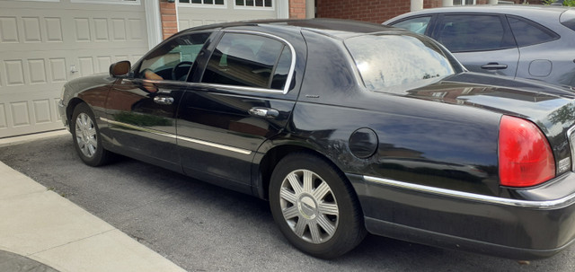 2004 Lincoln Town Car Ultimate in Cars & Trucks in Mississauga / Peel Region - Image 2