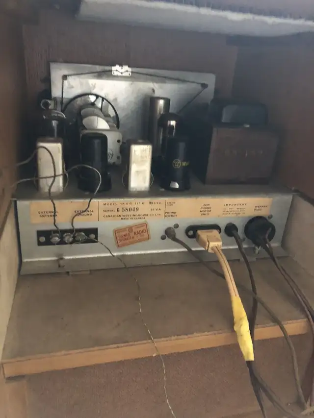 Antique Westinghouse tube radio & record player. in Arts & Collectibles in Markham / York Region - Image 9